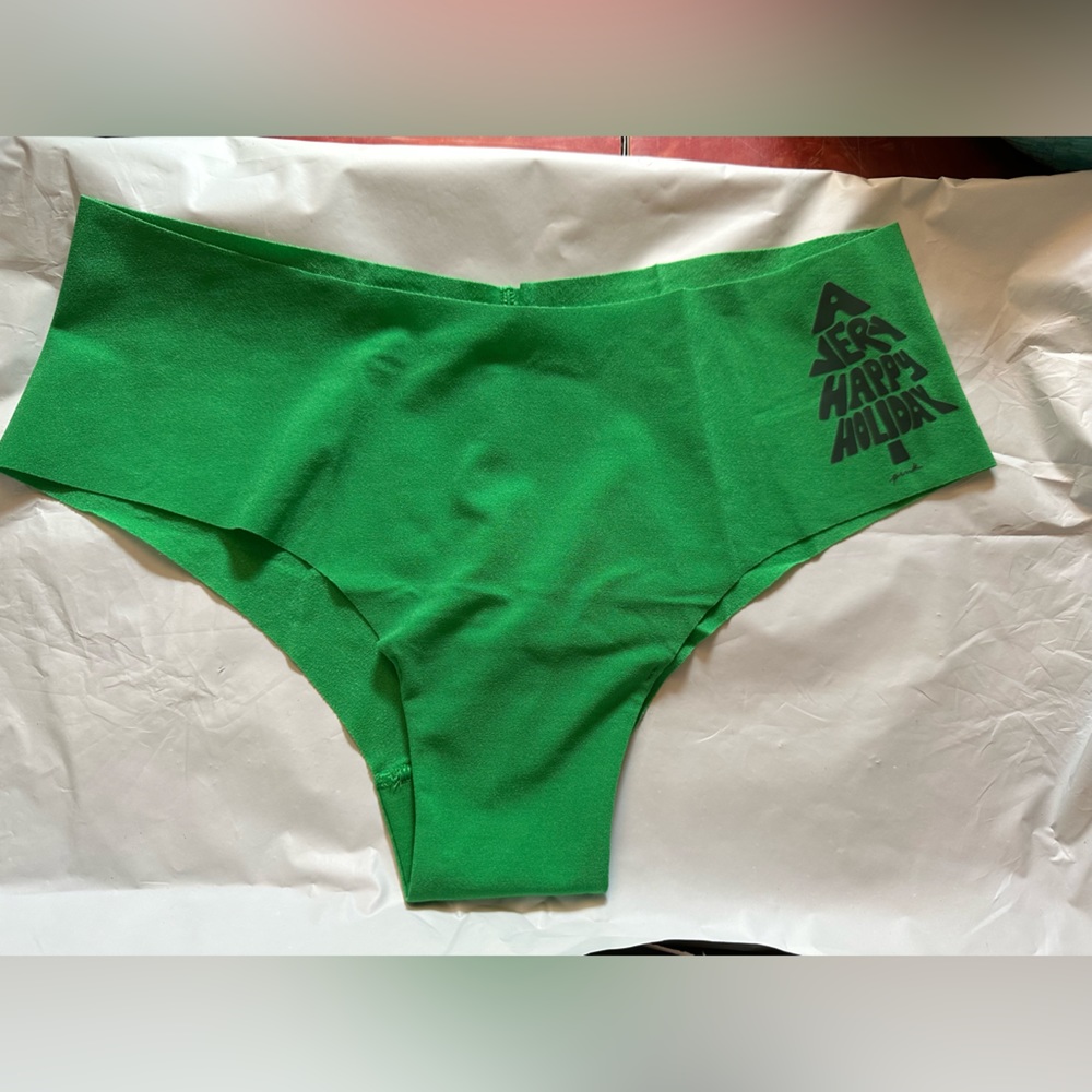 💚🍀🐸👒NWT Victoria secret PINK-cheekster panty